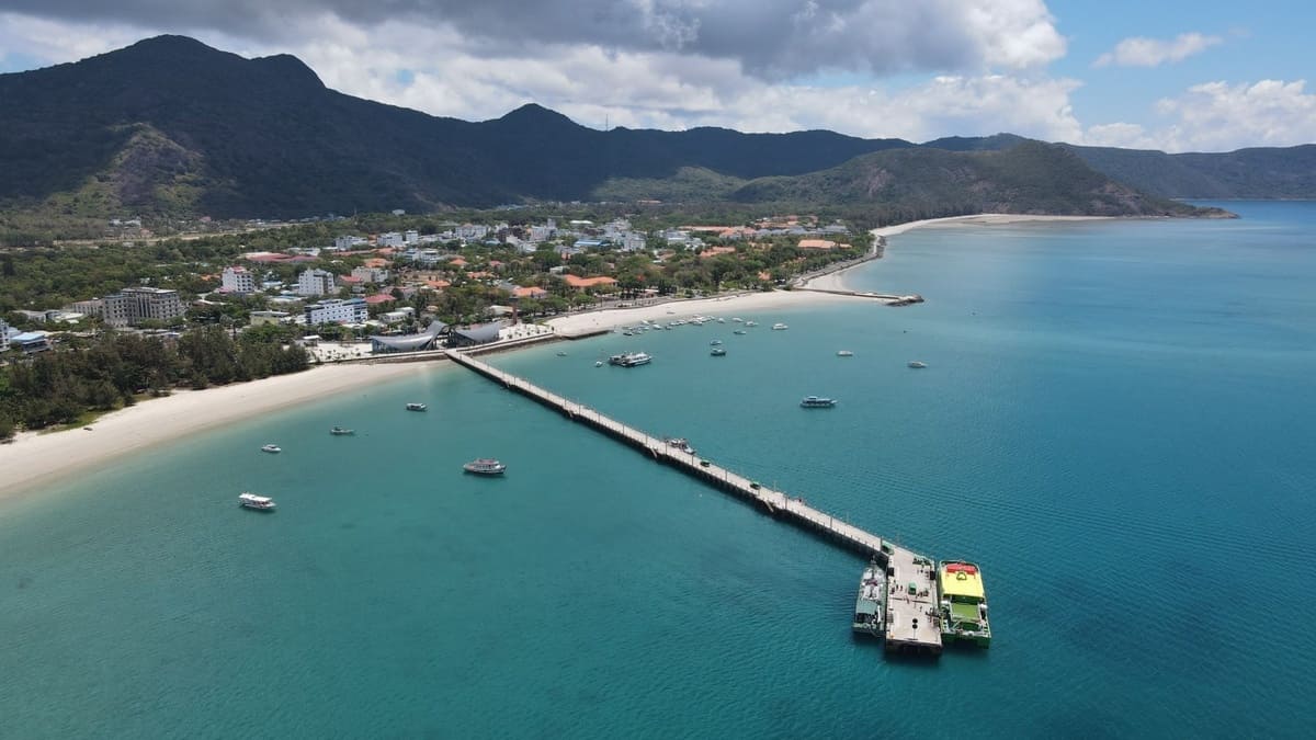 Con Dao Island: the exact cost of the 6-hour ferry versus the 1-hour flight